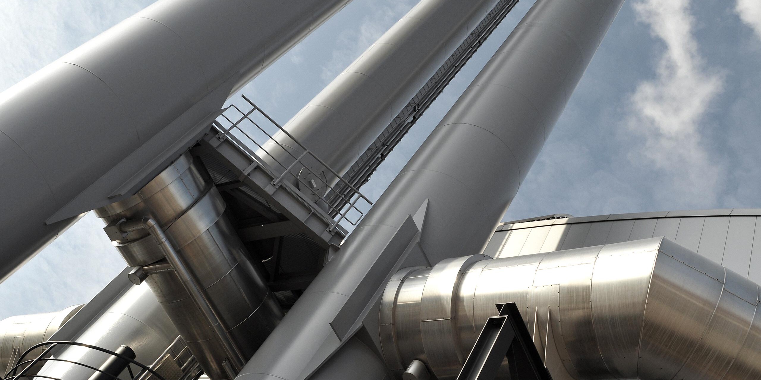 Fabrikhalle mit Schornsteinen in Nahaufnahme Fabrikhalle mit Schornsteinen in Nahaufnahme