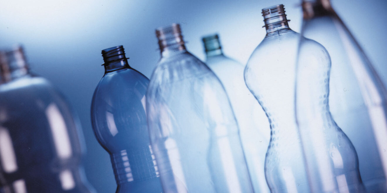 Leere PET Flaschen nebeneinander aufgestellt